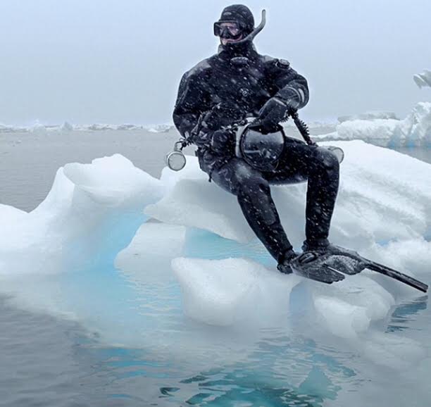 Aspettando una foca leopardo su un blocco di ghiaccio. Paul Nicklen si prepara a scattare