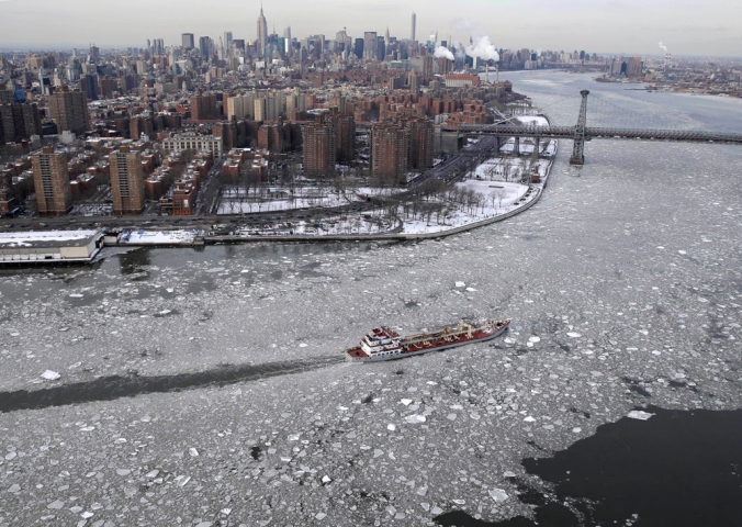 L'East Side River ghiacciato a Ny City dove le temperature negli ultimi giorni sono scese sotto lo zero. 