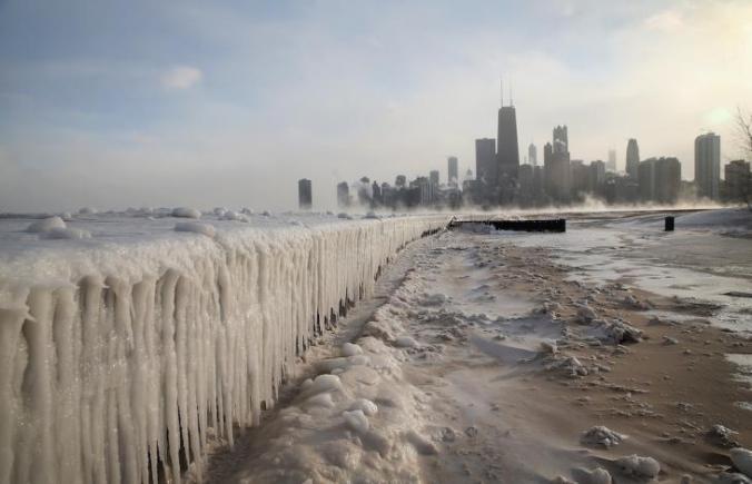 Il ghiaccio sul "Chicago Lake", la città sullo sfondo. Foto Inkiesta