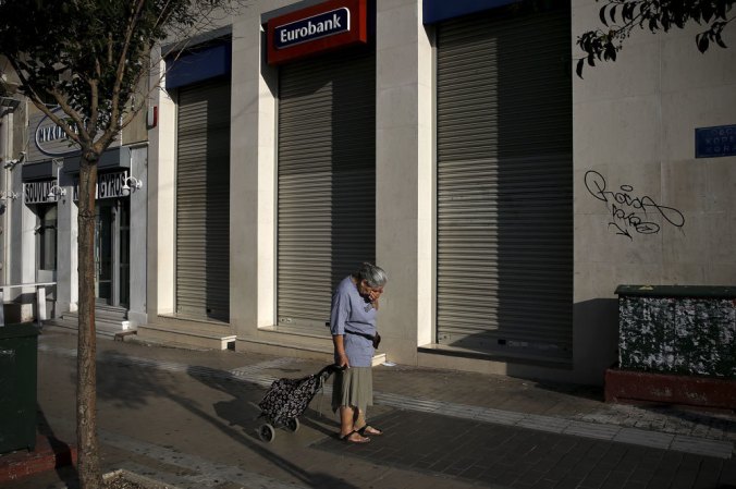 Da lunedì 29 giugno le banche in Grecia sono chiuse. E il pagamento del debito è previsto per il 30 giugno e non sarà rimandato. Foto Reuters