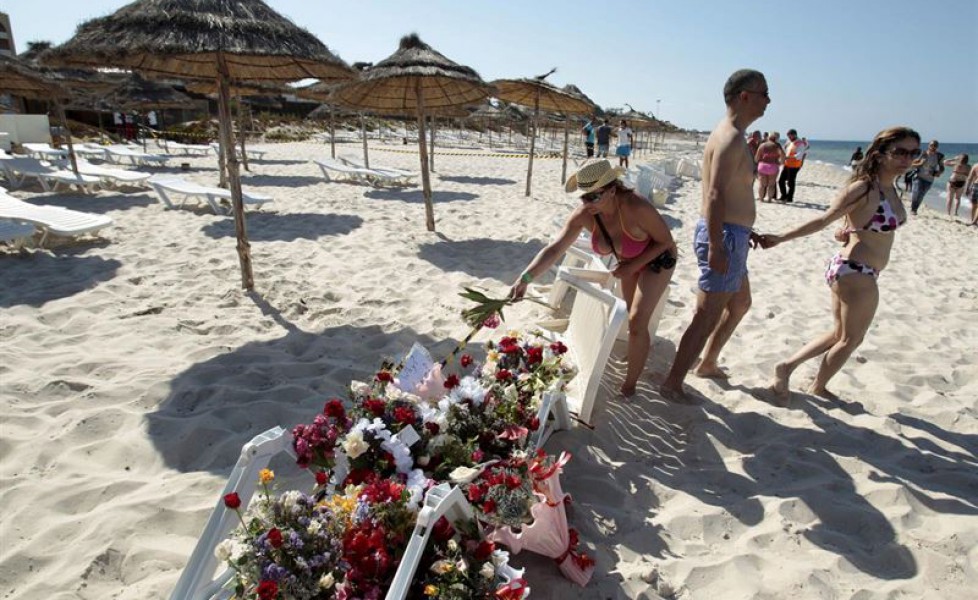 I fiori sulla spiaggia di Sousse, Tunisia, luogo dell'attentato del 26 giugno  contro i turisti occidentali. In questi giorni si ricordano le vittime, per la maggior parte inglesi. 
