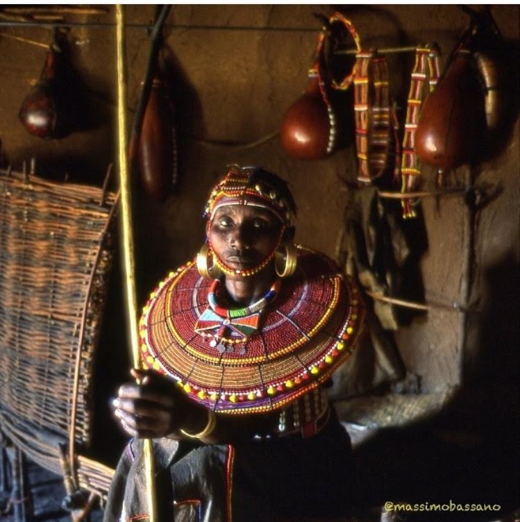 Una signora della tribù Pokot, in Kenya, posa per il fotografo italiano Massimo Bassano. 