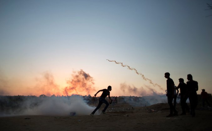 Tensioni tra palestinesi ed esercito israeliano lungo il confine tra Israele e la Striscia di Gaza vicino a Buriej. Lo scatto è stato realizzato il 15 ottobre scorso da  Khalil Hamra/ Ap.
