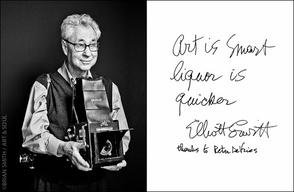 Elliott Erwitt, il fotografo statunitense che ha cambiato il modo di guardare le cose. Oggi ha 87 anni. Uno dei suoi motti: "L'arte è veloce, ma il liquore lo è di più".