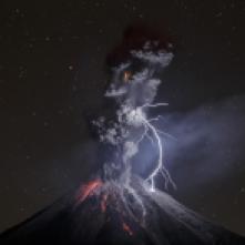 Sergio Tapiro, con il suo scatto sul vulcano messicano Colima, si è aggiudicato il terzo posto della categoria Nature.