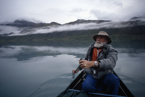 George F. Mobley, per 33 anni membro del National Geographic, mentre pagaia e si scatta una foto. Un "selfie" d'autore