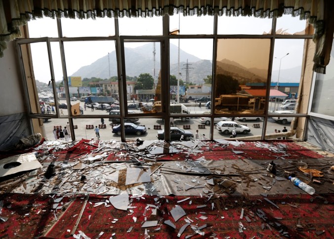 Vetri rotti e macerie in un ristorante distrutto durante l’attacco del 23 luglio a Kabul, in Afghanistan. L’attentato, che è stato rivendicato dal gruppo Stato islamico, ha causato la morte di almeno 80 persone. 