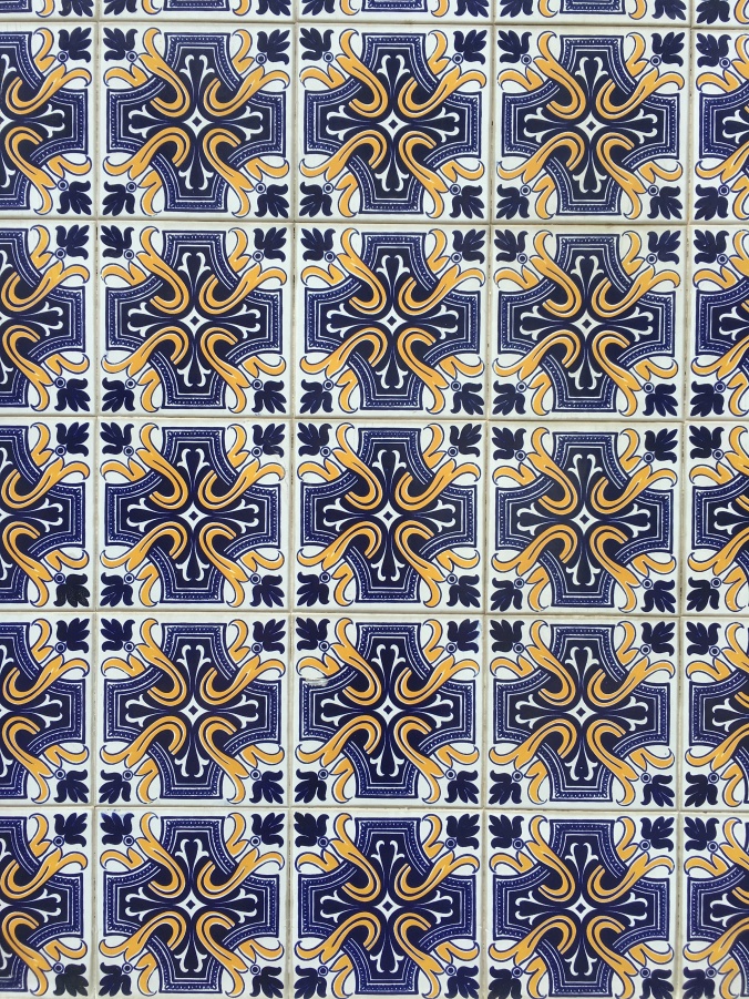 Una tipica piastrella (azulejo) portoghese nel centro di Lisbona. Foto di Guardafuori